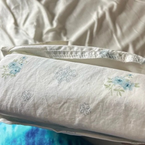 Simply Shabby Chic White Blue Floral Medallion Sheet Set - twin - Picture 3 of 5